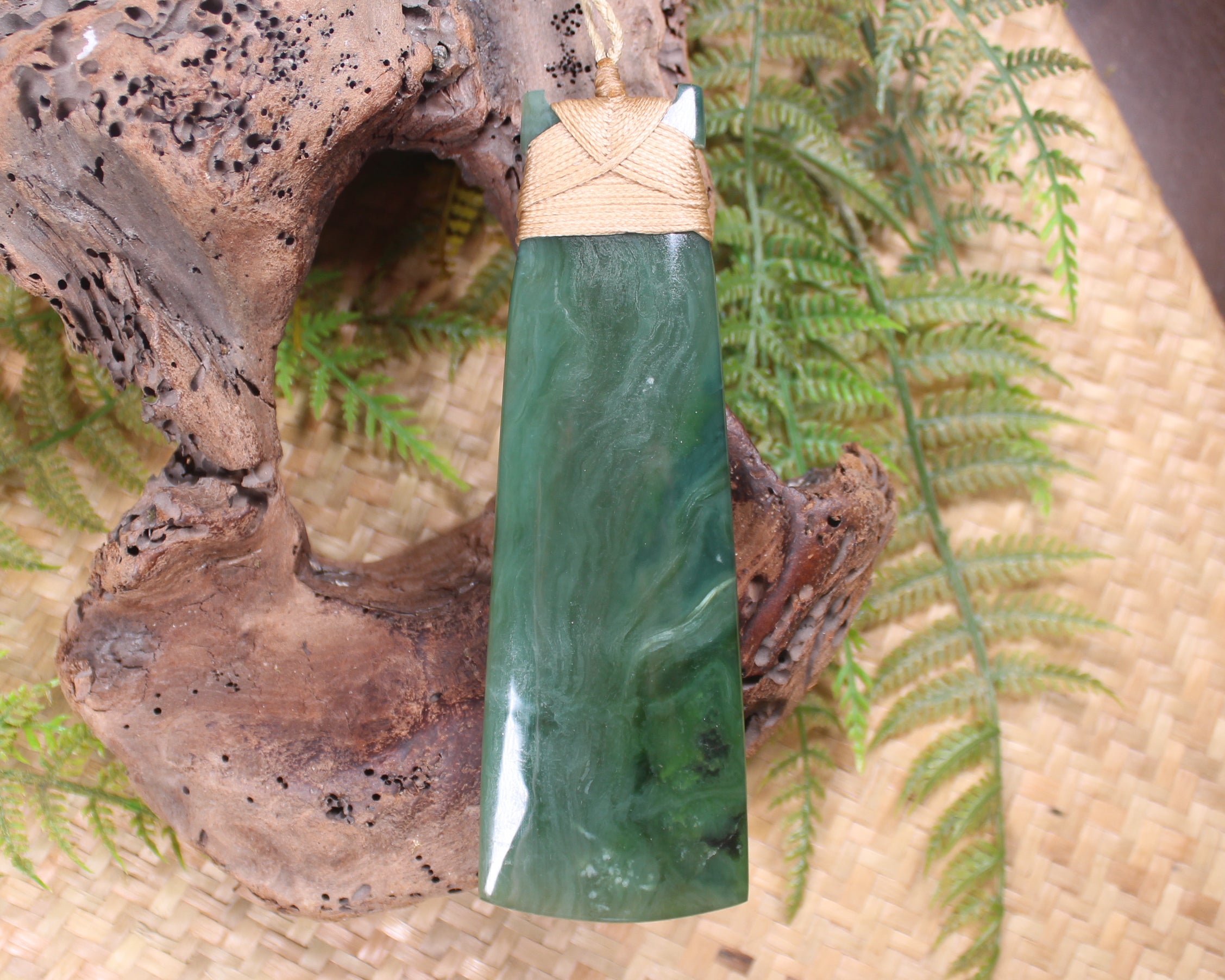Toki or Adze Pendant carved from Inanga Pounamu - NZ Greenstone
