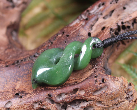 Twist or Pikorua carved from Hapopo Pounamu - NZ Greenstone