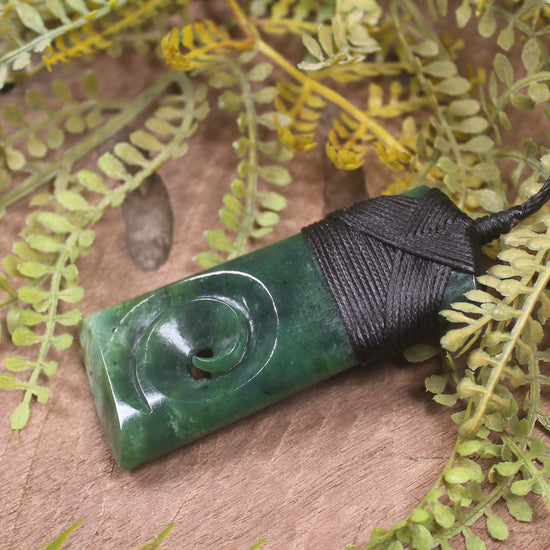 Kawakawa Pounamu Toki with Koru