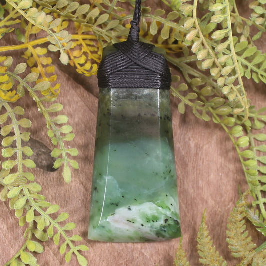 Hapopo Pounamu Toki - NZ Greenstone