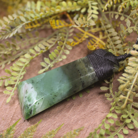 Hapopo Pounamu Toki - NZ Greenstone