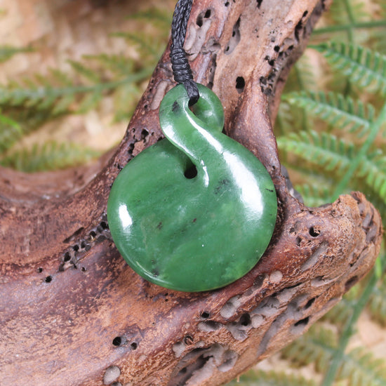 Twist or Pikorua carved from Hapopo Pounamu - NZ Greenstone