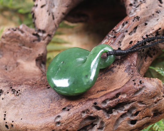 Twist or Pikorua carved from Hapopo Pounamu - NZ Greenstone