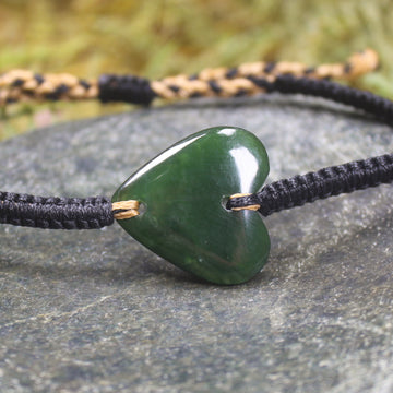 Adjustable cord bracelet with Kawakawa Pounamu