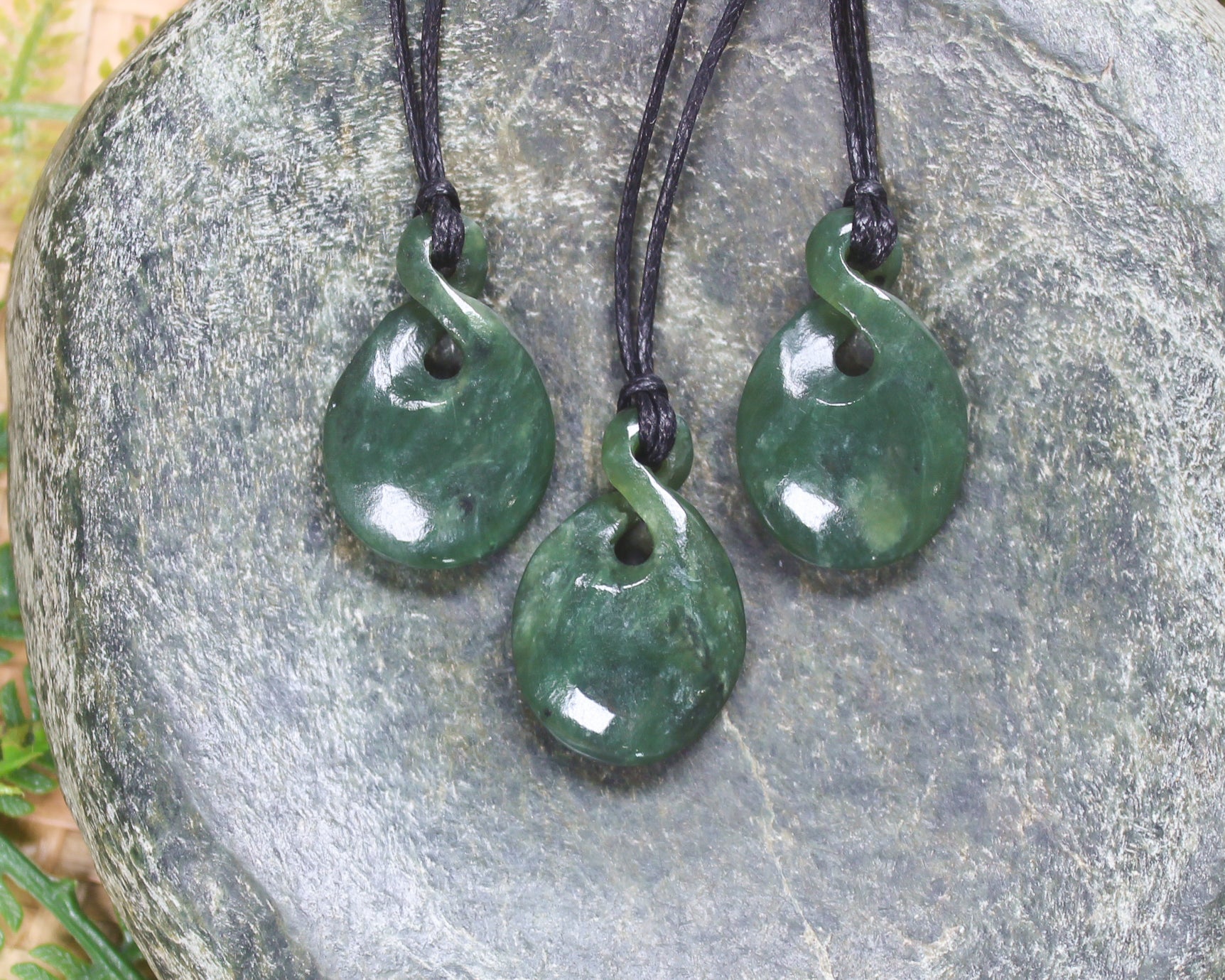 Twist or Pikorua Pendant carved from Hapopo Pounamu - NZ Greenstone