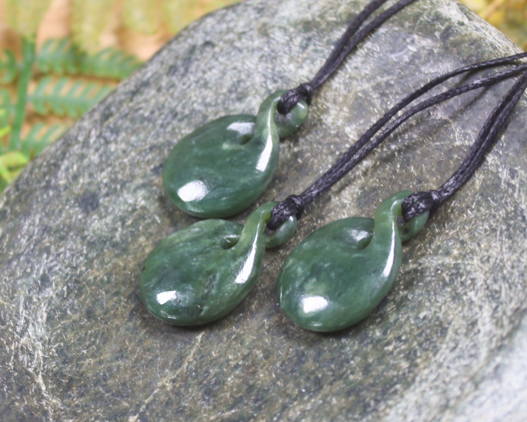 Twist or Pikorua Pendant carved from Hapopo Pounamu - NZ Greenstone