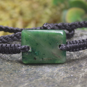 Adjustable cord bracelet with Kawakawa Pounamu