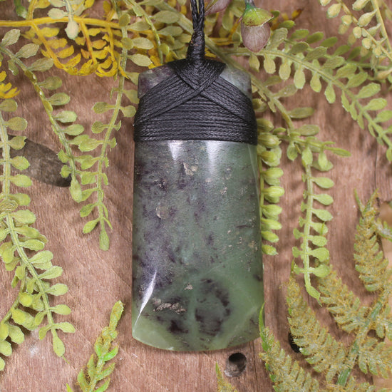 Hapopo Pounamu Toki - NZ Greenstone