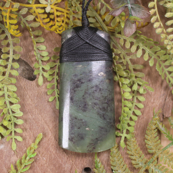 Hapopo Pounamu Toki - NZ Greenstone