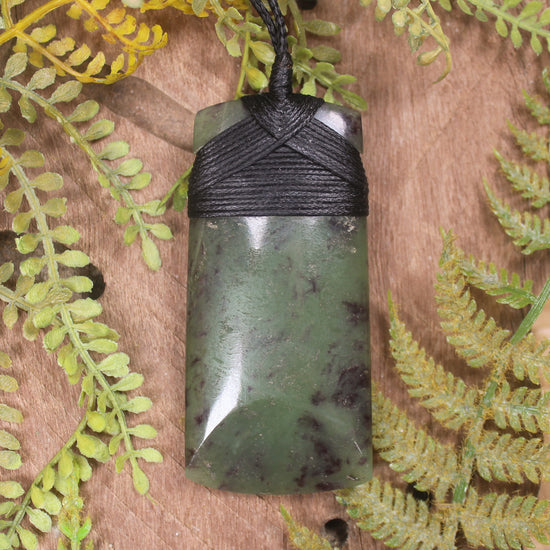 Hapopo Pounamu Toki - NZ Greenstone
