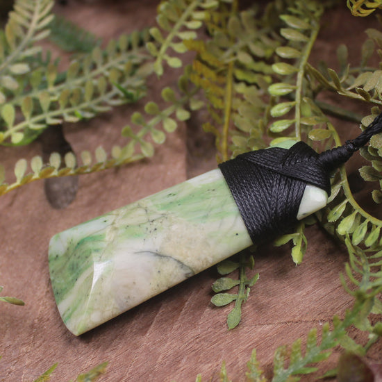 Diopside toki pendant