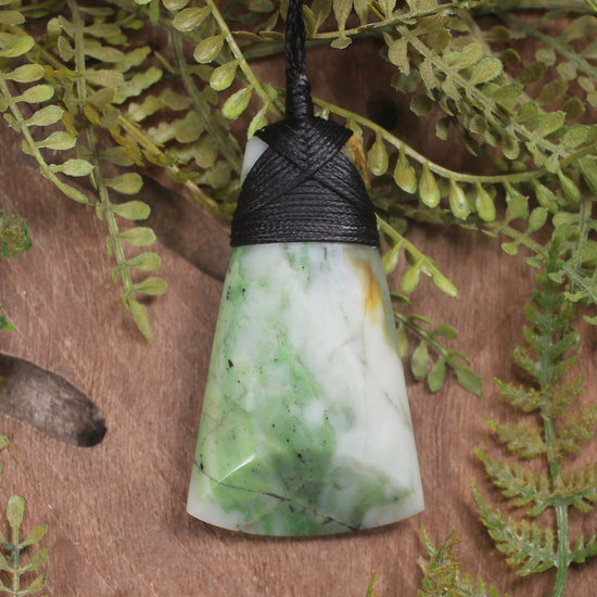 Diopside toki pendant