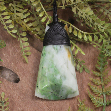 Diopside toki pendant