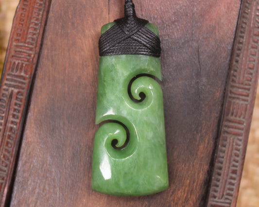 Hapopo Pounamu Toki with Koru
