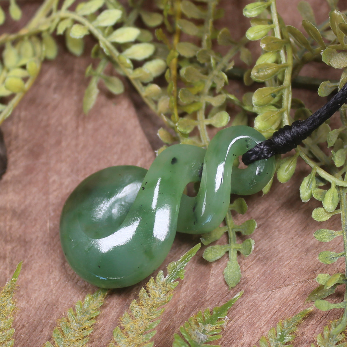 Twist or Pikorua carved from Hapopo Pounamu - NZ Greenstone