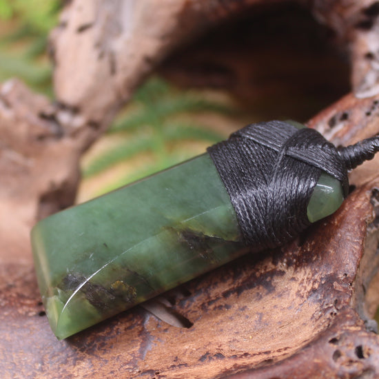 Hapopo Pounamu Toki - NZ Greenstone
