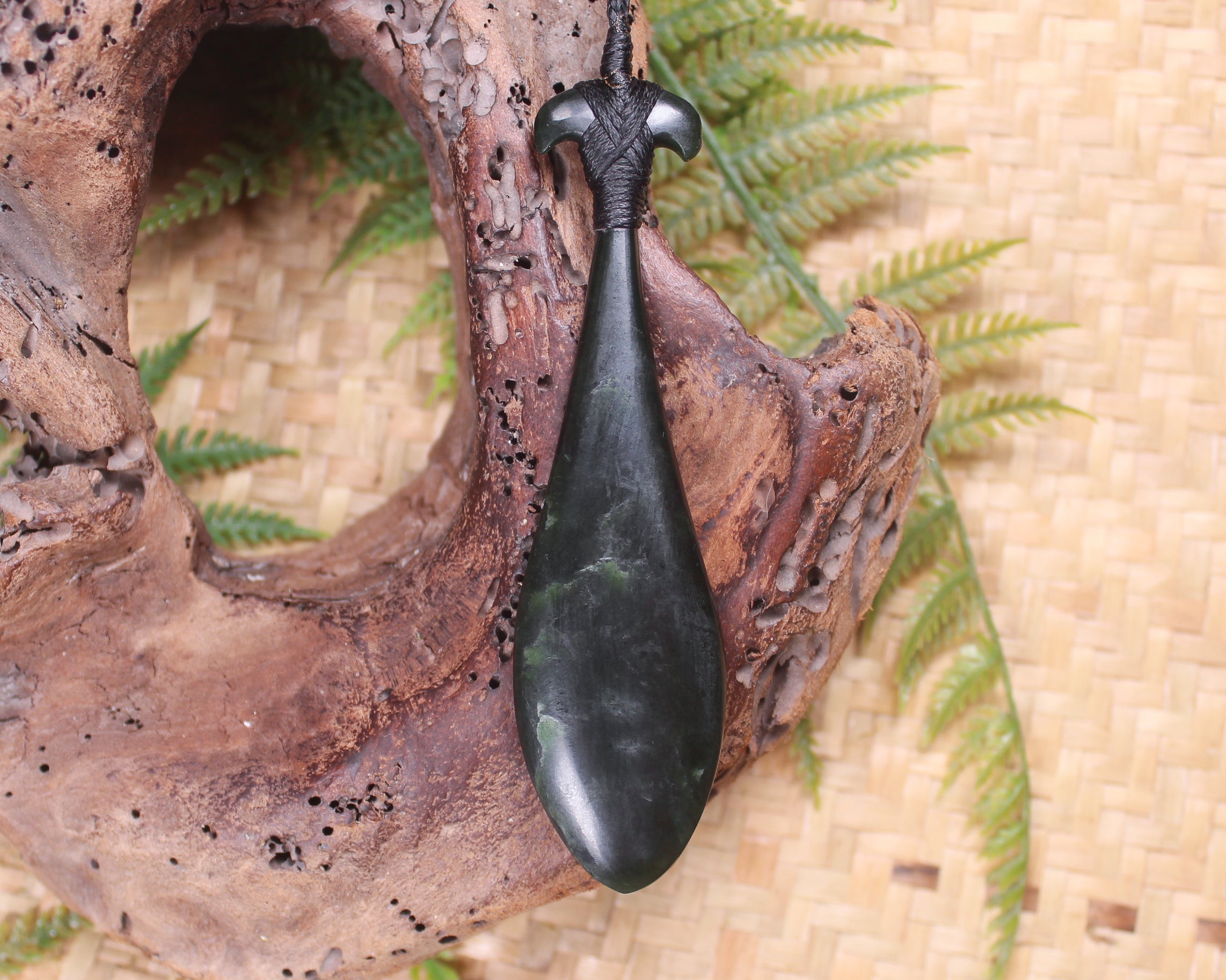 Kawakawa Pounamu Waka Paddle Pendant - NZ Greenstone