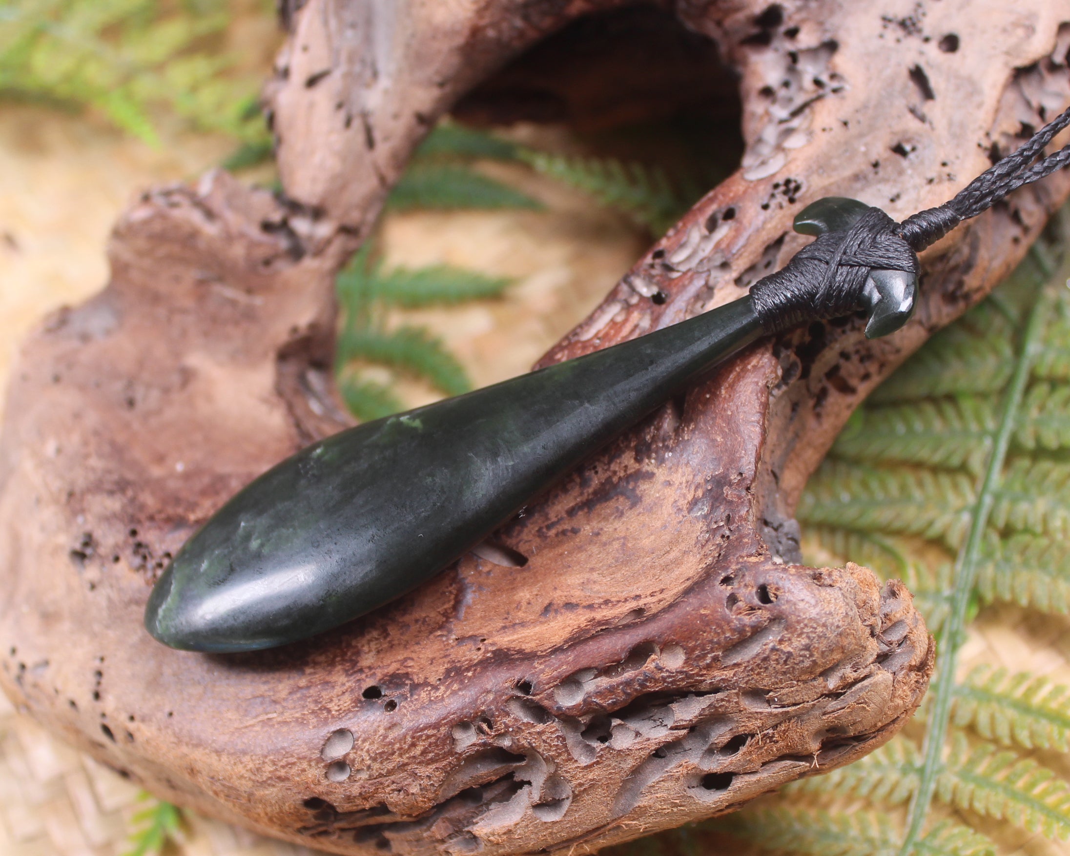 Kawakawa Pounamu Waka Paddle Pendant - NZ Greenstone