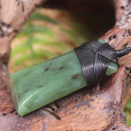 Hapopo Pounamu Toki - NZ Greenstone