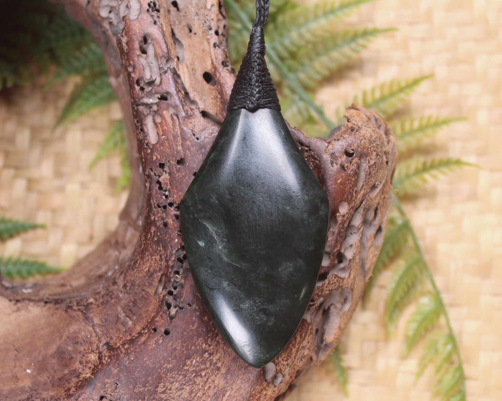 Kawakawa Pounamu Arrowhead Pendant - NZ Greenstone