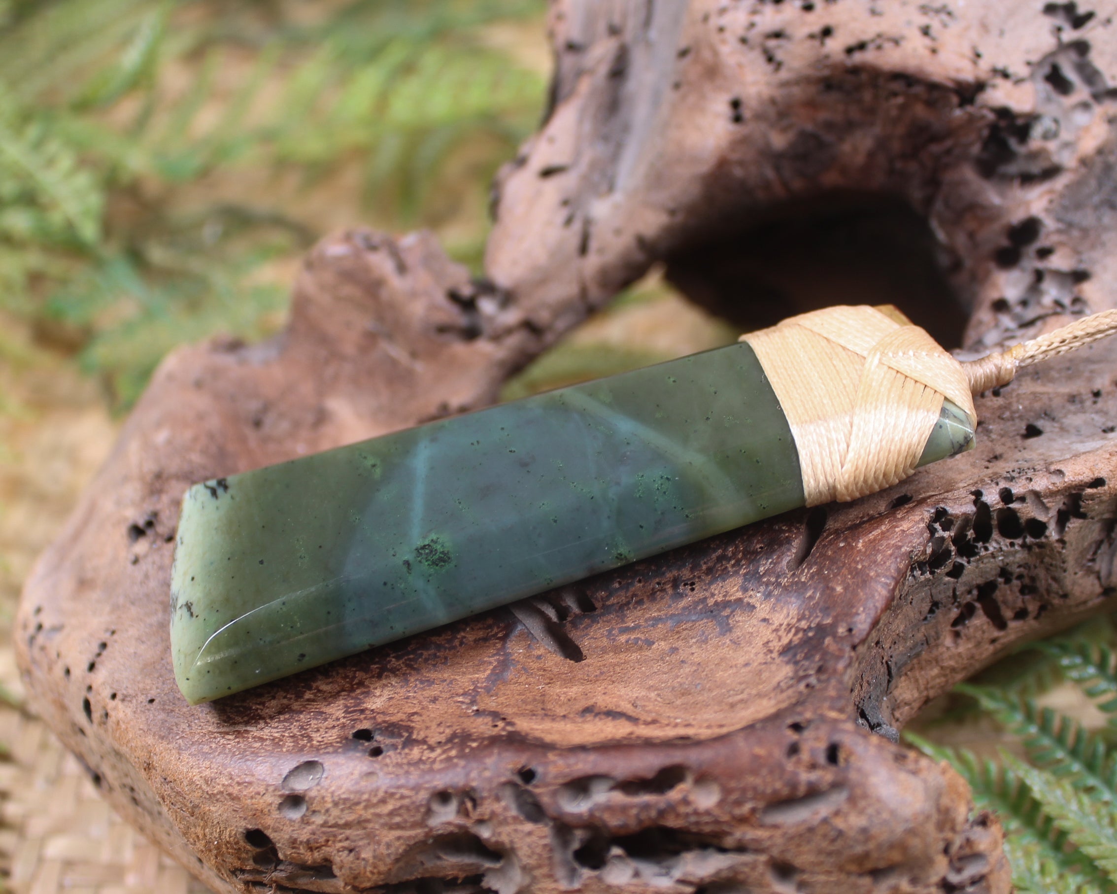 Toki or Adze Pendant carved from Inanga Pounamu - NZ Greenstone