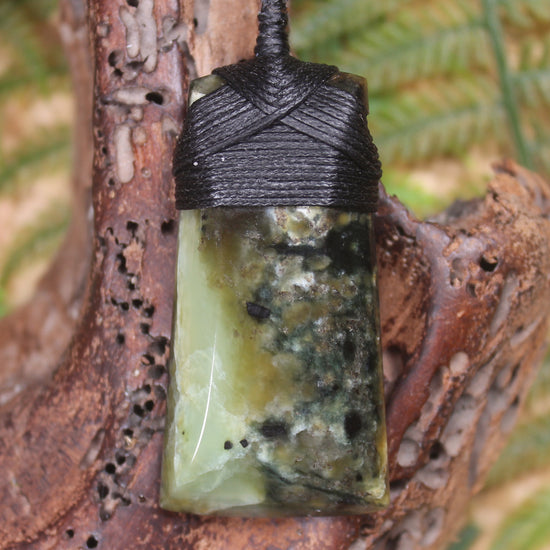 Hapopo Pounamu Toki - NZ Greenstone