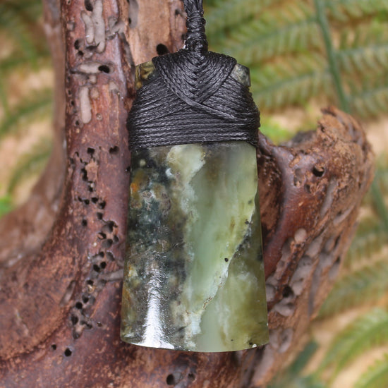 Hapopo Pounamu Toki - NZ Greenstone