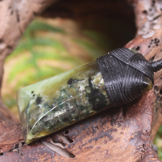 Hapopo Pounamu Toki - NZ Greenstone