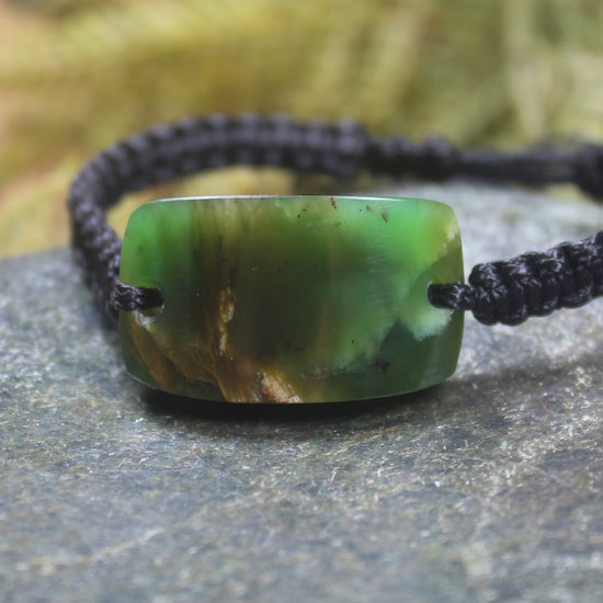 Adjustable cord bracelet with Totoweka Pounamu