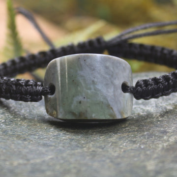 Adjustable cord bracelet with Inanga Pounamu