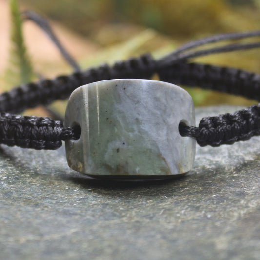 Adjustable cord bracelet with Inanga Pounamu