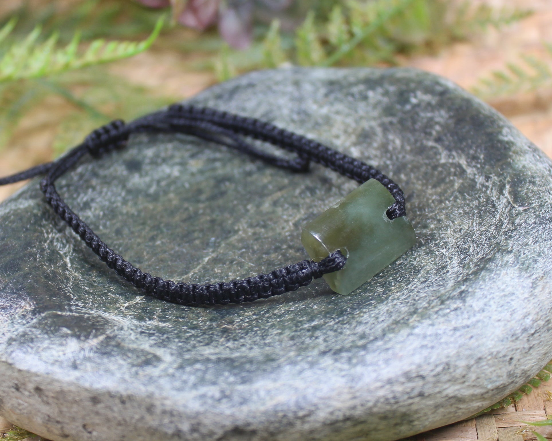 Adjustable cord bracelet with Inanga Pounamu