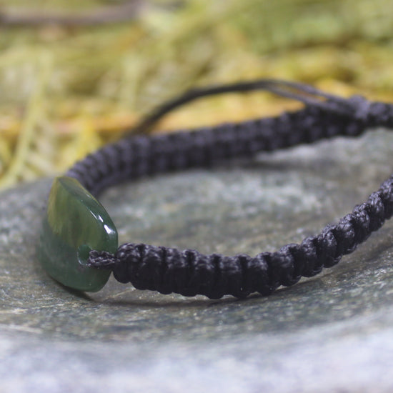 Adjustable cord bracelet with Kawakawa Pounamu