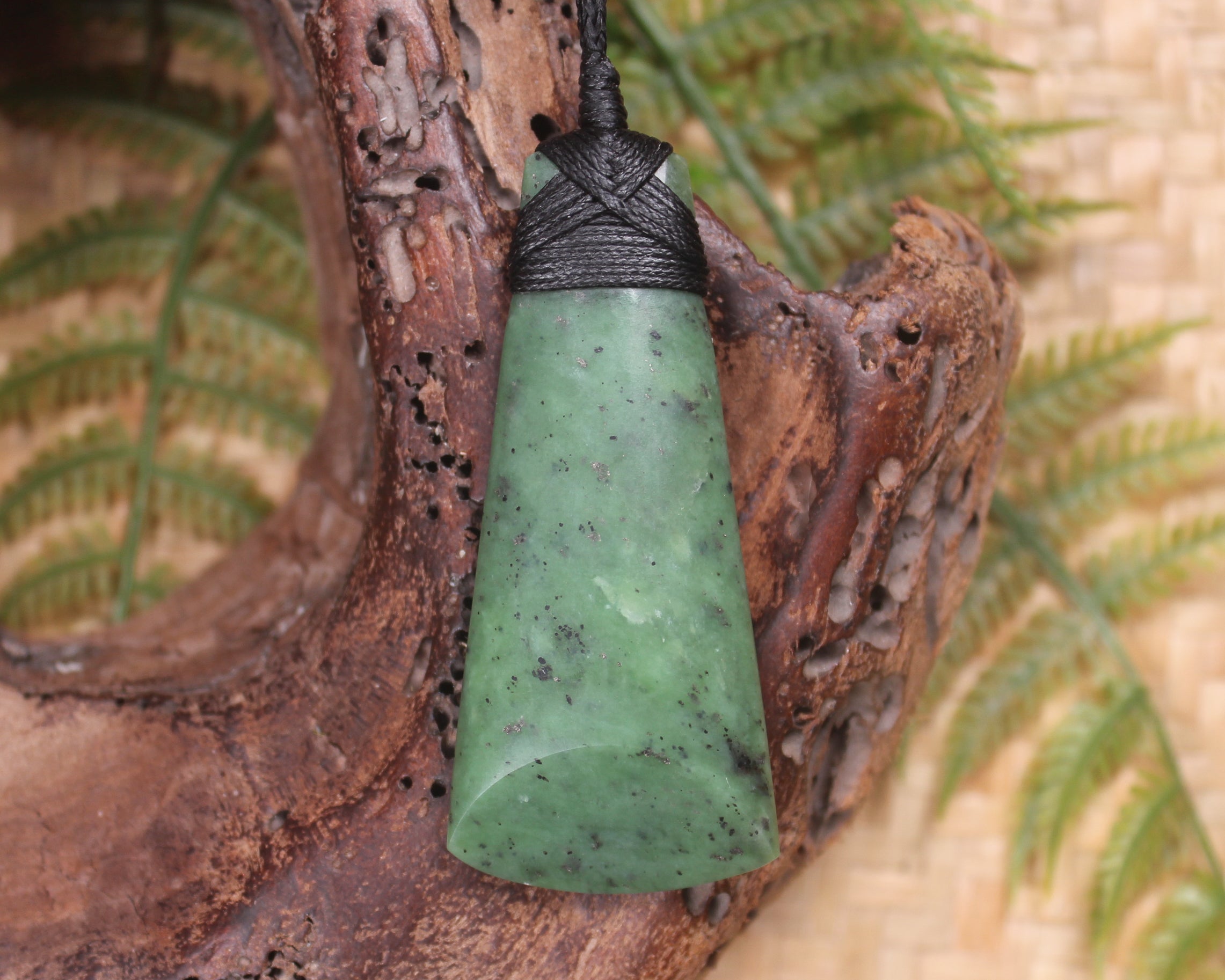 Hapopo Pounamu Toki - NZ Greenstone