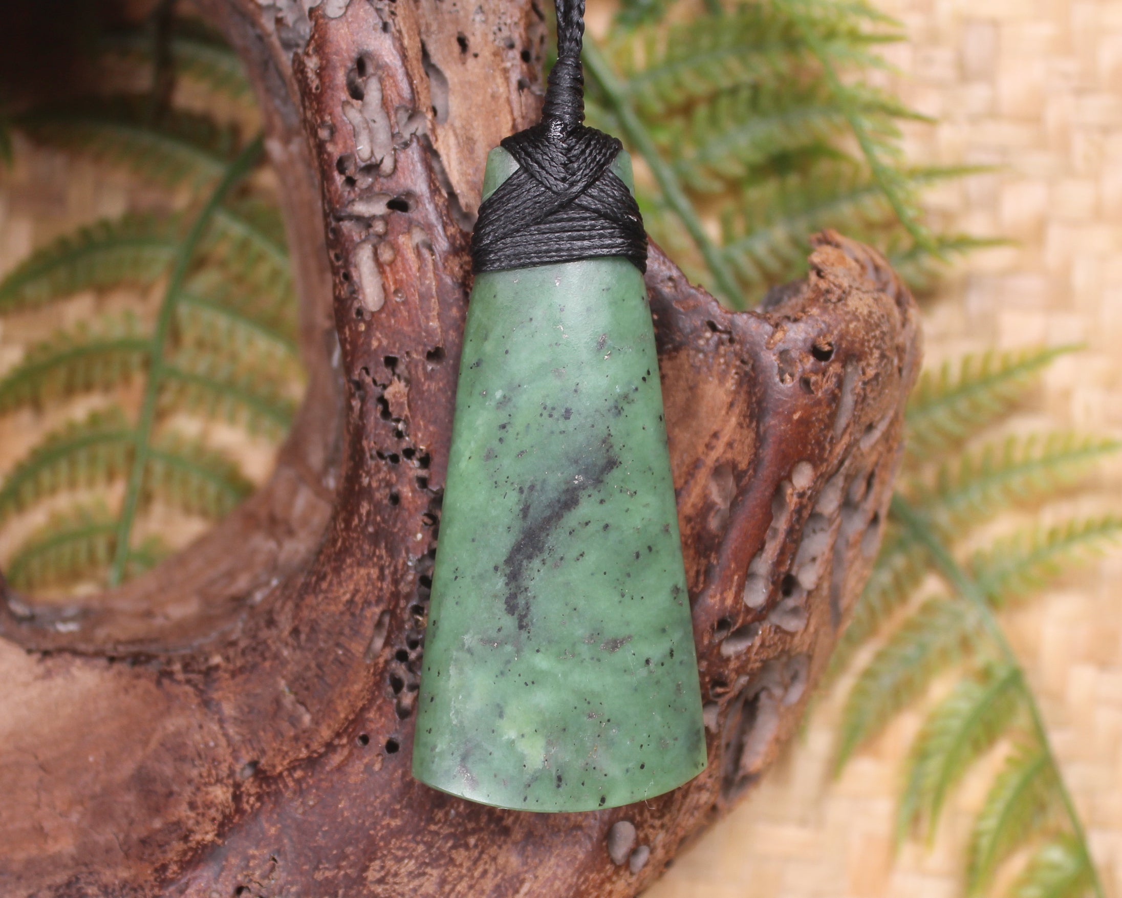 Hapopo Pounamu Toki - NZ Greenstone