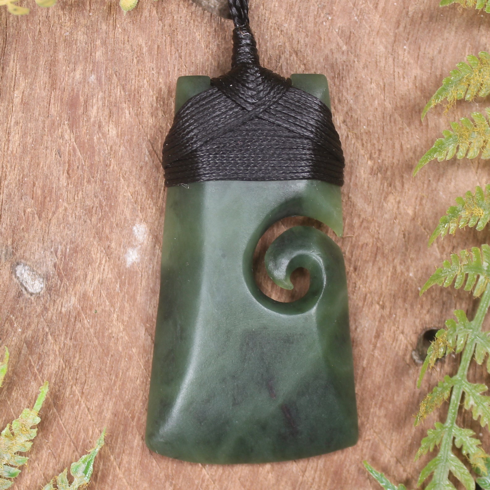 Hapopo Pounamu Toki with Koru