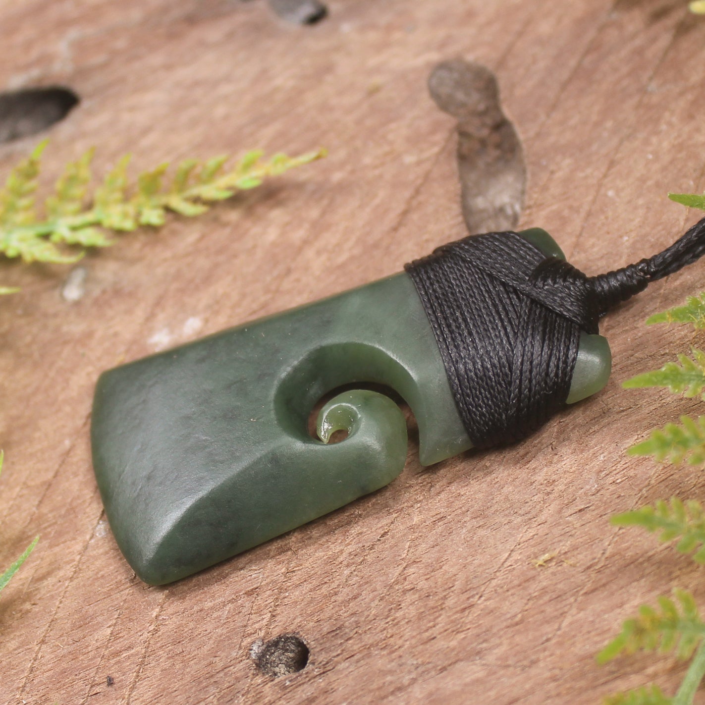 Hapopo Pounamu Toki with Koru