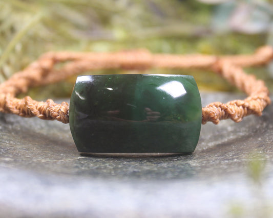 Adjustable cord bracelet with Kawakawa Pounamu
