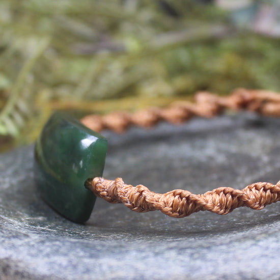 Adjustable cord bracelet with Kawakawa Pounamu