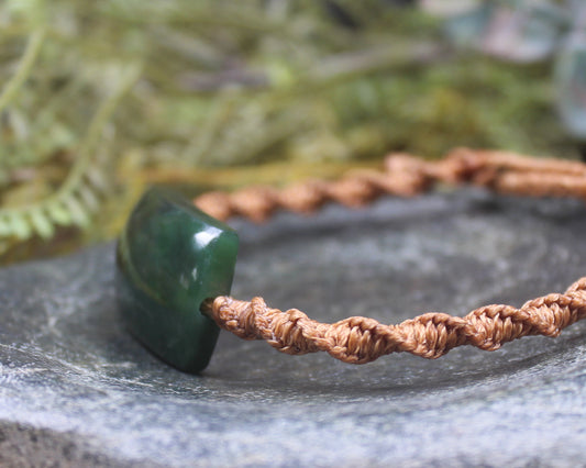 Adjustable cord bracelet with Kawakawa Pounamu