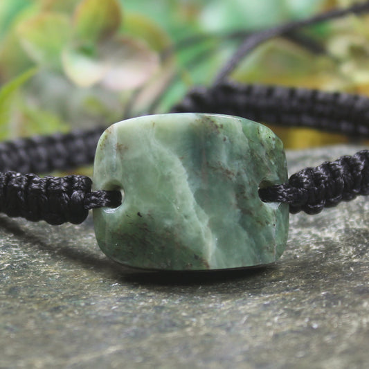 Adjustable cord bracelet with Kawakawa Pounamu
