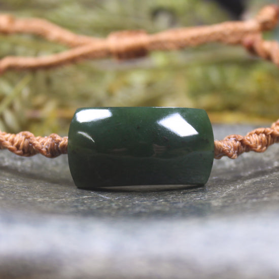 Adjustable cord bracelet with Kawakawa Pounamu