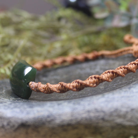 Adjustable cord bracelet with Kawakawa Pounamu