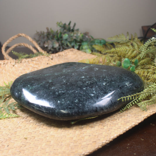 Serpentine Pounamu Touchstone