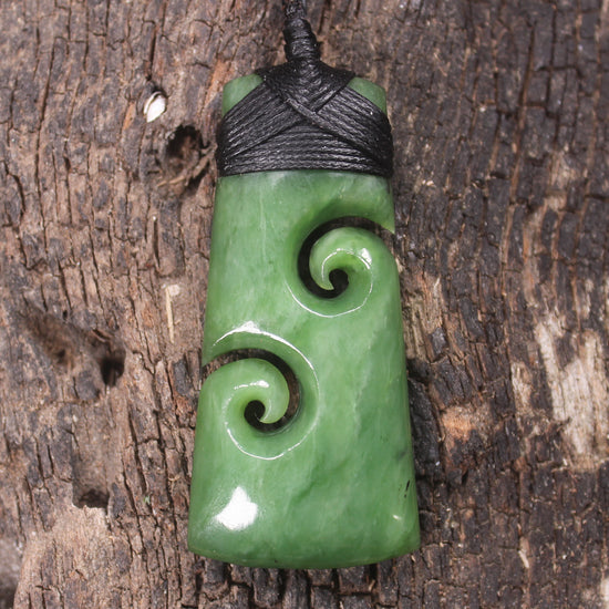 Hapopo Pounamu Toki with Koru