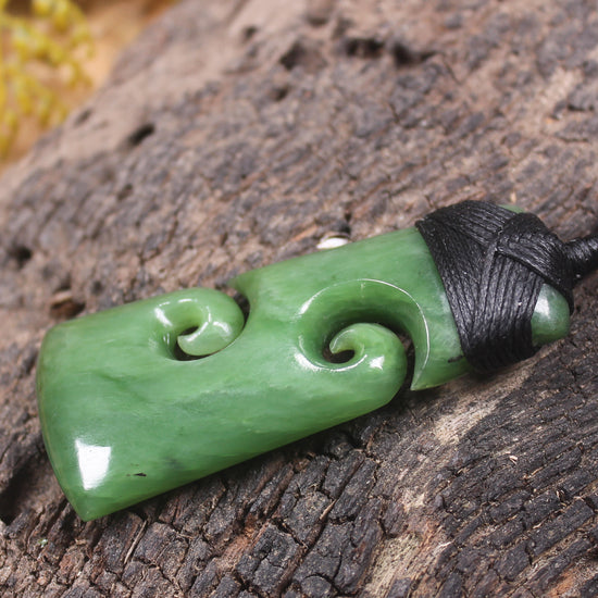 Hapopo Pounamu Toki with Koru