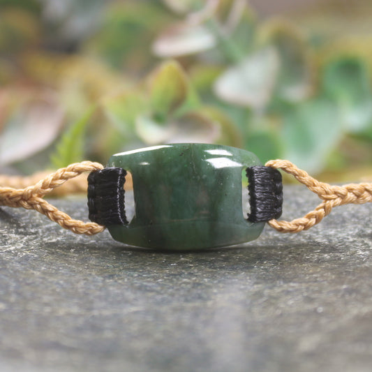 Adjustable cord bracelet with Kawakawa Pounamu