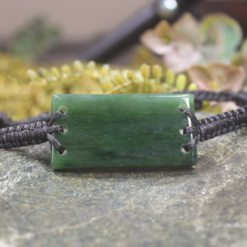Adjustable cord bracelet with Kawakawa Pounamu