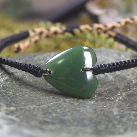 Adjustable cord bracelet with Kawakawa Pounamu