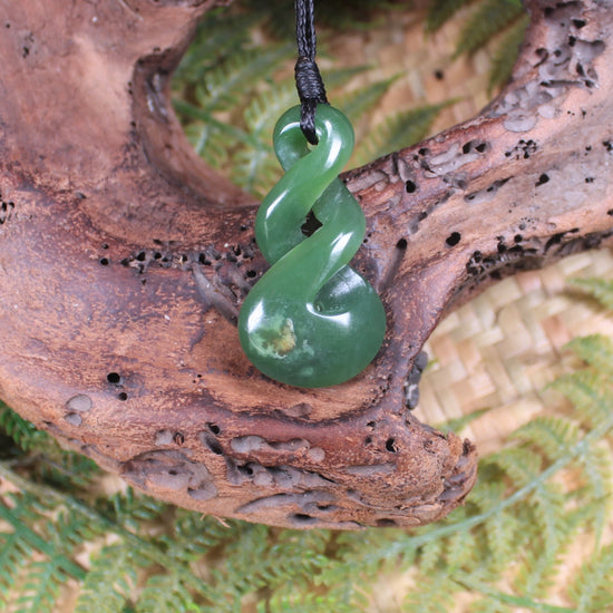 Twist or Pikorua carved from Hapopo Pounamu - NZ Greenstone